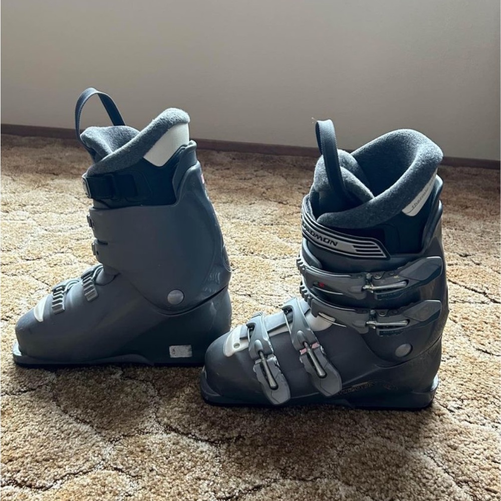 Women’s Salomon ski boot size 8
